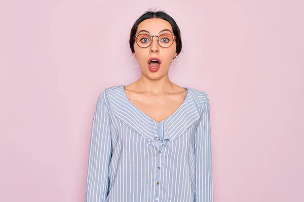 Ung Vacker Kvinna Bär Casual Randig Skjorta Och Glasögon Över — Stockfoto