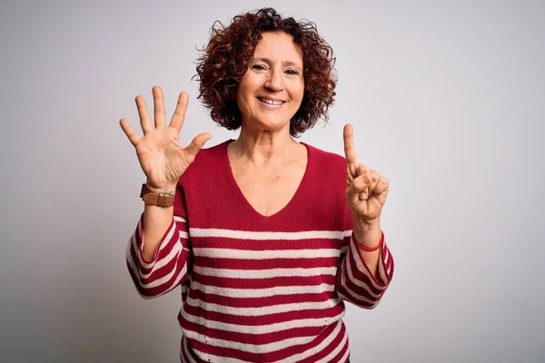 Middelbare Leeftijd Mooie Krullend Haar Vrouw Dragen Casual Gestreepte Trui — Stockfoto