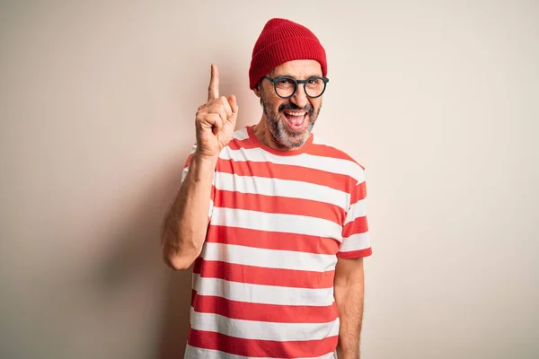 Chlupatý Muž Středního Věku Nosí Pruhované Trička Brýle Čepici Přes — Stock fotografie