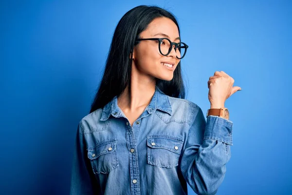 Jonge Mooie Chinese Vrouw Dragen Casual Denim Shirt Geïsoleerde Blauwe — Stockfoto