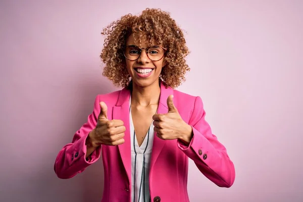 Jeune Femme Affaires Afro Américaine Portant Des Lunettes Debout Sur — Photo