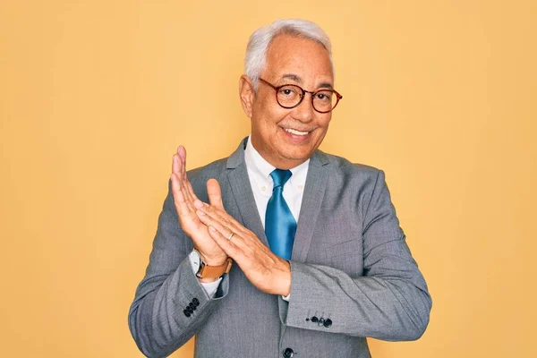 Středního Věku Senior Šedovlasý Pohledný Obchodník Nosí Brýle Přes Žluté — Stock fotografie