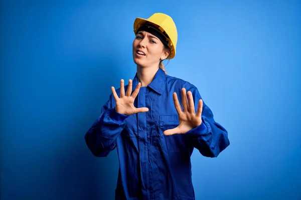 Junge Schöne Arbeiterin Mit Blauen Augen Sicherheitshelm Und Uniform Ängstlich — Stockfoto