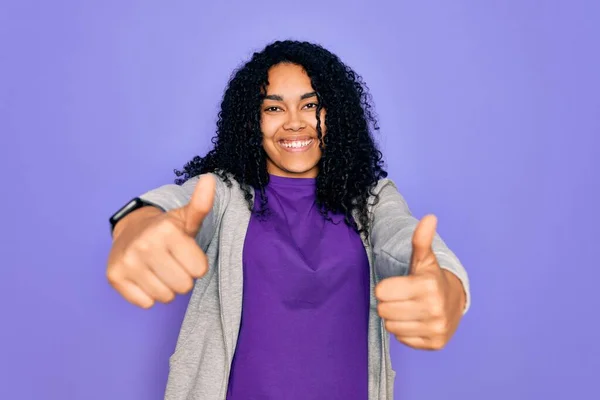 Joven Mujer Deportiva Afroamericana Con Sudadera Casual Sobre Fondo Púrpura —  Fotos de Stock