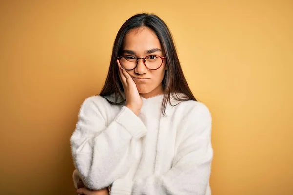 Jovem Bela Mulher Asiática Vestindo Camisola Casual Óculos Sobre Fundo — Fotografia de Stock