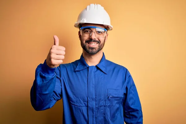 Hombre Mecánico Con Barba Vistiendo Uniforme Azul Gafas Seguridad Sobre —  Fotos de Stock