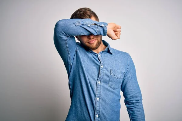 Junger Schöner Blonder Mann Mit Bart Und Blauen Augen Lässigem — Stockfoto