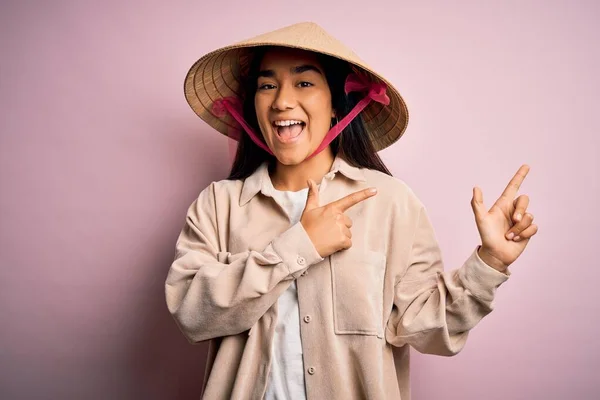 Jonge Mooie Vrouw Met Traditionele Conische Aziatische Hoed Geïsoleerde Roze — Stockfoto