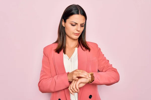 Young Beautiful Brunette Businesswoman Wearing Elegant Jacket Isolated Pink Background — Stock Photo, Image