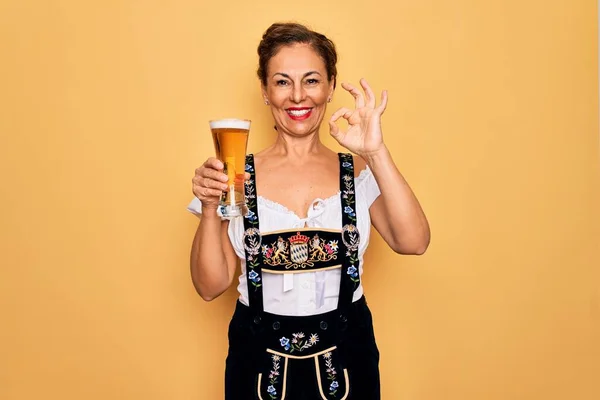 Middelbare Leeftijd Brunette Vrouw Dragen Duits Traditionele Oktoberfest Jurk Drinken — Stockfoto