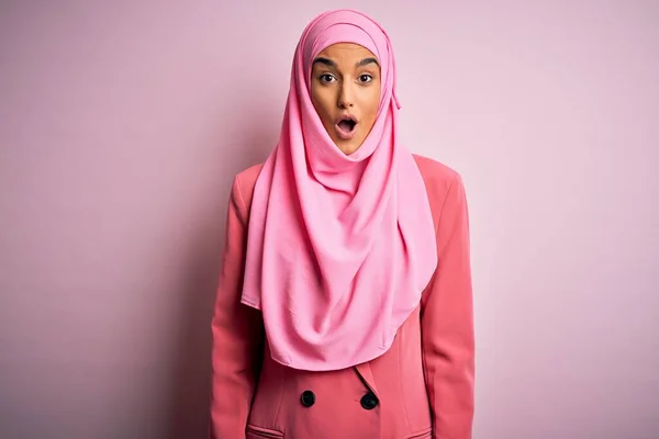 Pembe Müslüman Başörtüsü Ceketi Giyen Genç Güzel Esmer Kadını Şaşırtıcı — Stok fotoğraf