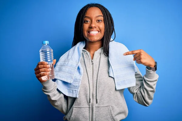 Молодая Африканская Американская Фитнес Женщина Полотенцем Питьевой Водой Пластиковой Бутылки — стоковое фото