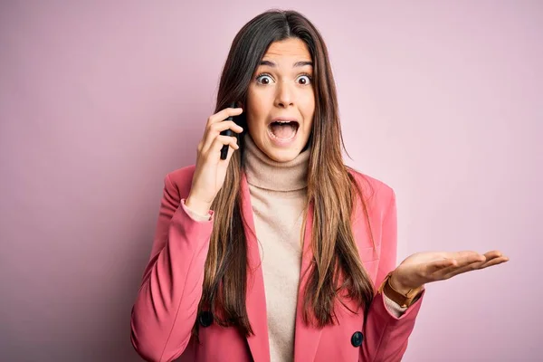 Jong Mooi Meisje Hebben Gesprek Praten Smartphone Witte Achtergrond Erg — Stockfoto