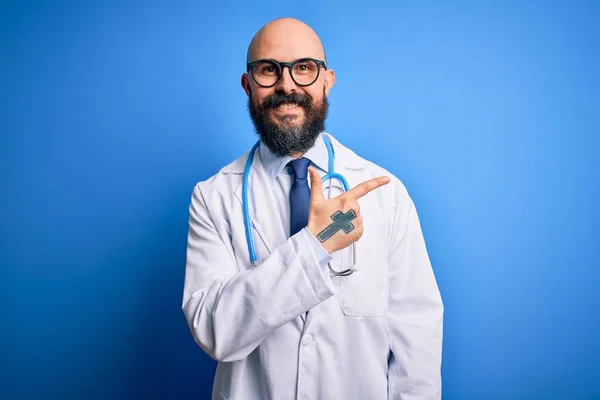 Bonito Homem Médico Careca Com Barba Vestindo Óculos Estetoscópio Sobre — Fotografia de Stock