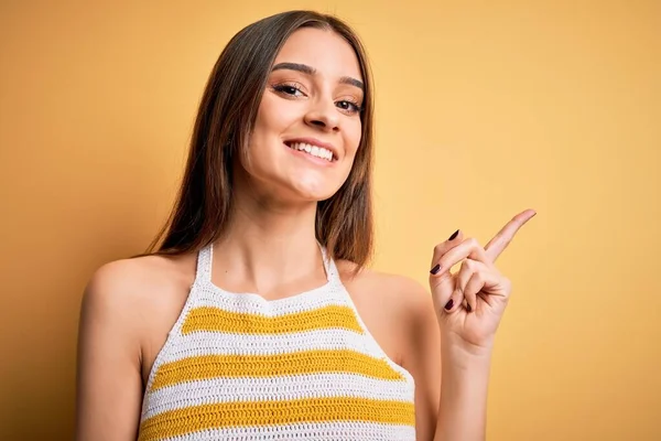 Jonge Mooie Brunette Vrouw Dragen Casual Gestreepte Shirt Gele Achtergrond — Stockfoto