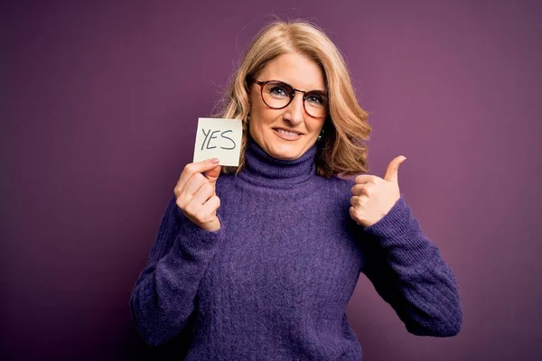 Mulher Loira Bonita Meia Idade Usando Óculos Segurando Papel Lembrete — Fotografia de Stock