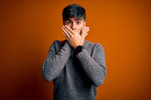 Homem Bonito Jovem Vestindo Camisola Casual Sobre Fundo Laranja Isolado — Fotografia de Stock