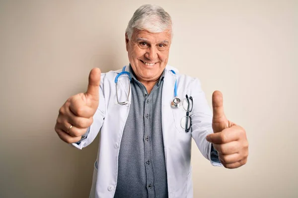 Senior Guapo Hoary Doctor Hombre Usando Abrigo Estetoscopio Sobre Fondo — Foto de Stock