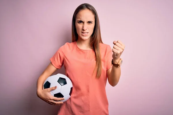Joven Hermosa Jugadora Mujer Jugando Fútbol Sosteniendo Pelota Fútbol Sobre —  Fotos de Stock