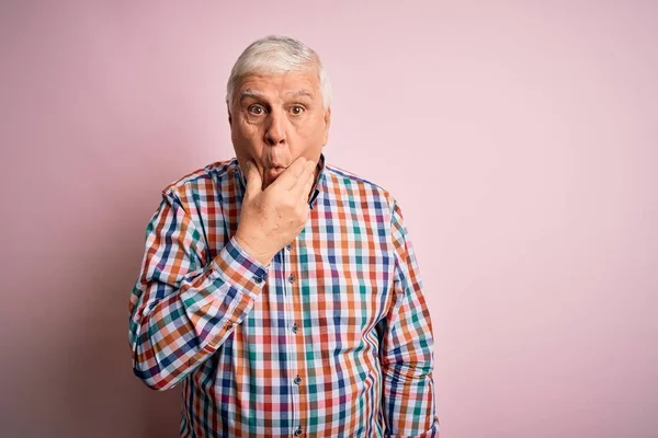 Anziano Bello Hoary Uomo Indossa Casual Camicia Colorata Isolato Sfondo — Foto Stock