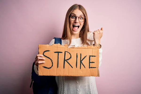 Jonge Mooie Roodharige Activist Vrouw Met Spandoek Met Staking Boodschap — Stockfoto