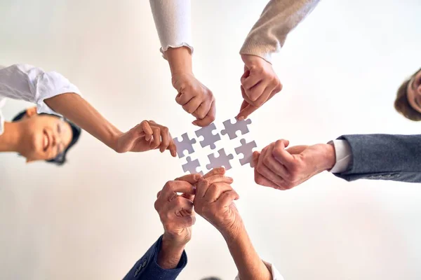 Werknemers Met Handen Aan Elkaar Die Puzzelstukjes Kantoor Met Elkaar — Stockfoto