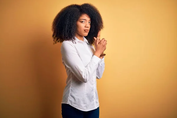 Mladý Krásný Africký Americký Elegantní Žena Afro Vlasy Stojící Nad — Stock fotografie