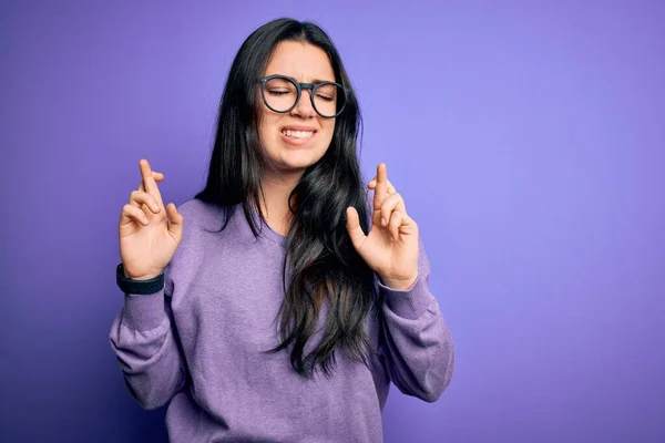 Mujer Morena Joven Con Gafas Sobre Fondo Aislado Púrpura Gesto —  Fotos de Stock