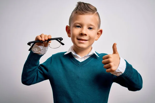 Kafkasyalı Küçük Bir Çocuk Arka Planda Gözlük Takıyor Kocaman Gülümsüyor — Stok fotoğraf
