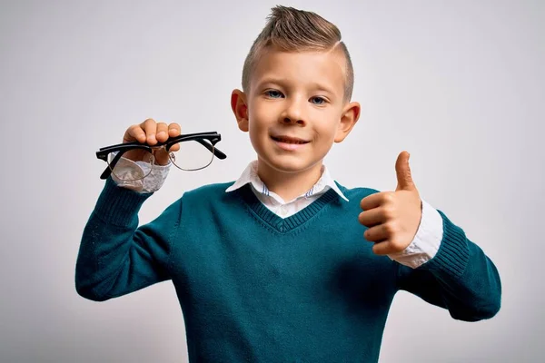 Joven Niño Caucásico Sosteniendo Corrección Las Gafas Vista Sobre Fondo —  Fotos de Stock