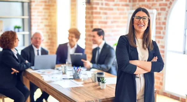 Grupo Trabajadores Negocios Sonriendo Felices Confiados Trabajando Juntos Una Reunión —  Fotos de Stock