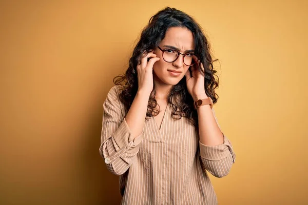 Schöne Frau Mit Lockigem Haar Gestreiftem Hemd Und Brille Über — Stockfoto