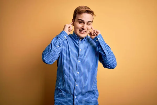 Mladý Pohledný Zrzavý Muž Neformální Pruhované Košili Přes Izolované Žluté — Stock fotografie