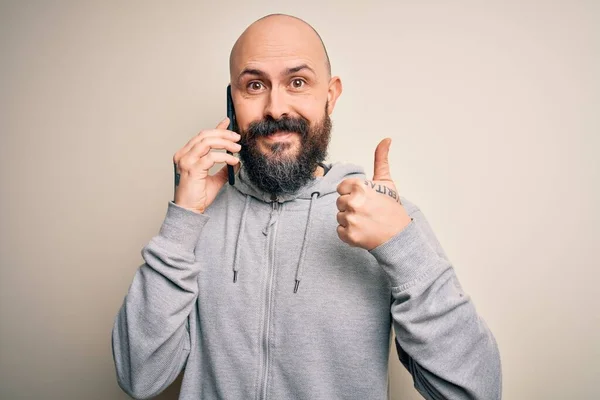 Snygg Skallig Man Med Skägg Har Samtal Talar Smartphone Glad — Stockfoto