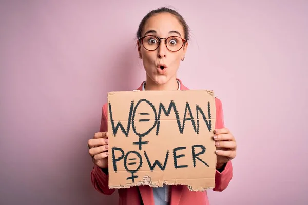 Jovem Bela Ativista Mulher Pedindo Direitos Das Mulheres Segurando Banner — Fotografia de Stock