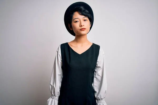 Jovem Bela Menina Asiática Vestindo Vestido Casual Chapéu Sobre Fundo — Fotografia de Stock