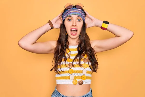 Joven Mujer Hippie Hermosa Con Ojos Azules Con Accesorios Gafas —  Fotos de Stock