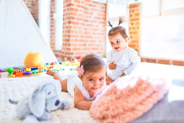 Güzel Bebek Mutlu Kızlar Evde Birlikte Oynuyorlar Battaniyenin Üzerinde Uzanarak — Stok fotoğraf