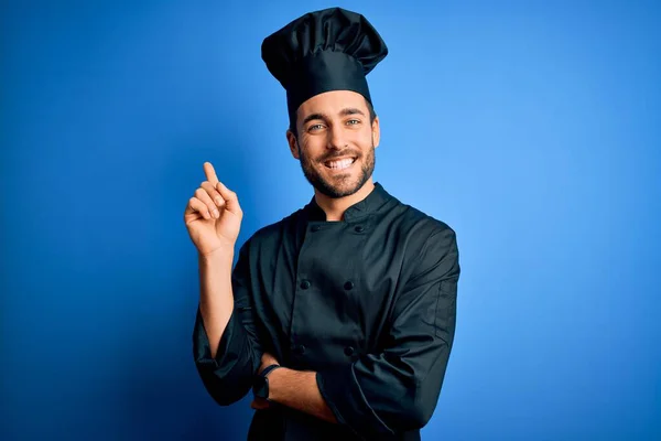 Jonge Knappe Chef Kok Met Baard Cooker Uniform Hoed Blauwe — Stockfoto