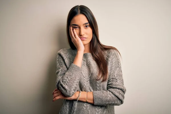 Young Beautiful Brunette Woman Wearing Casual Sweater Isolated White Background — Stok fotoğraf