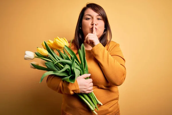 Güzel Cüsseli Bir Kadın Sarı Arka Planda Romantik Lale Çiçekleri — Stok fotoğraf