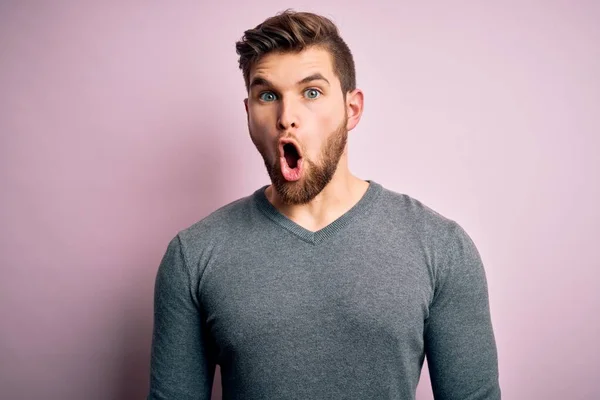 Joven Hombre Guapo Rubio Con Barba Ojos Azules Usando Suéter —  Fotos de Stock