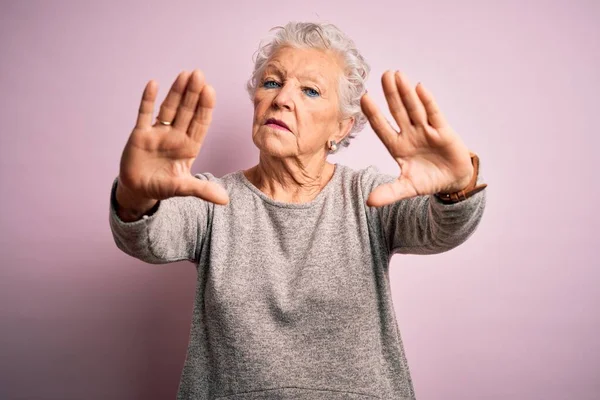 Senior Hermosa Mujer Con Camiseta Casual Pie Sobre Fondo Rosa —  Fotos de Stock