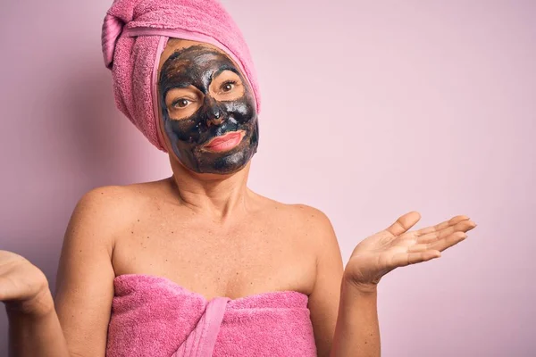Mujer Morena Mediana Edad Con Máscara Belleza Negra Sobre Fondo — Foto de Stock