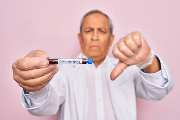 Senior Pohledný Chraplavý Muž Držící Koronavirovou Trubici Test Izolovaném Růžovém — Stock fotografie