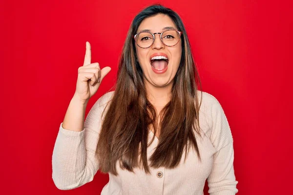 Joven Mujer Hispana Inteligente Con Gafas Pie Sobre Fondo Rojo —  Fotos de Stock