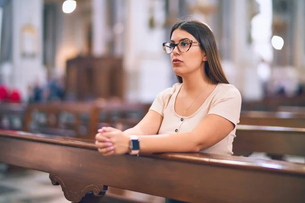 Jovem Mulher Bonita Orando Joelhos Banco Igreja — Fotografia de Stock