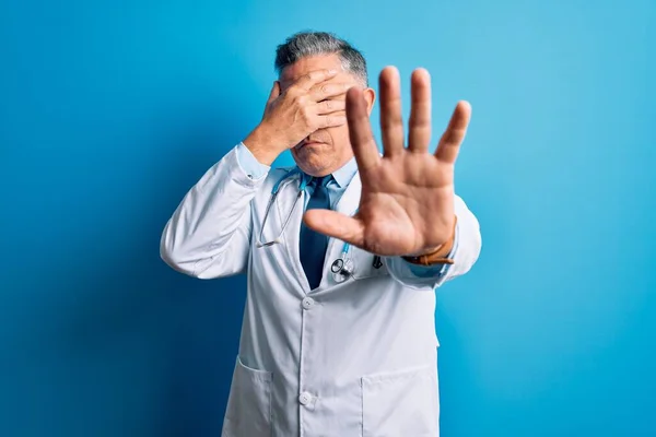 Médico Cabelos Grisalhos Bonito Meia Idade Vestindo Casaco Estetoscópio Azul — Fotografia de Stock