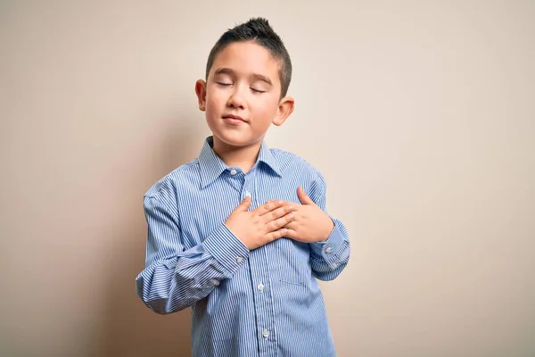 Soyutlanmış Arka Planda Duran Zarif Tişörtlü Küçük Bir Çocuk Elleri — Stok fotoğraf