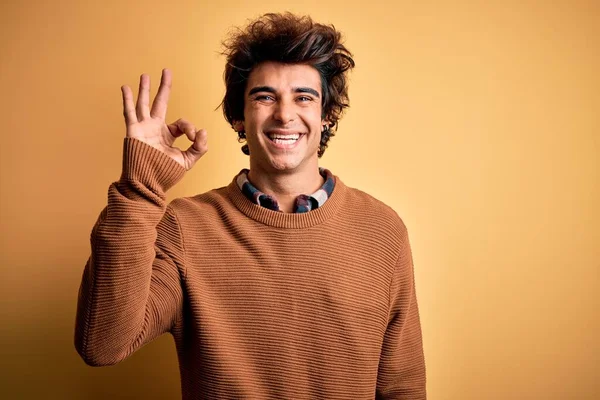 Junger Gutaussehender Mann Lässigem Hemd Und Pullover Vor Isoliertem Gelben — Stockfoto